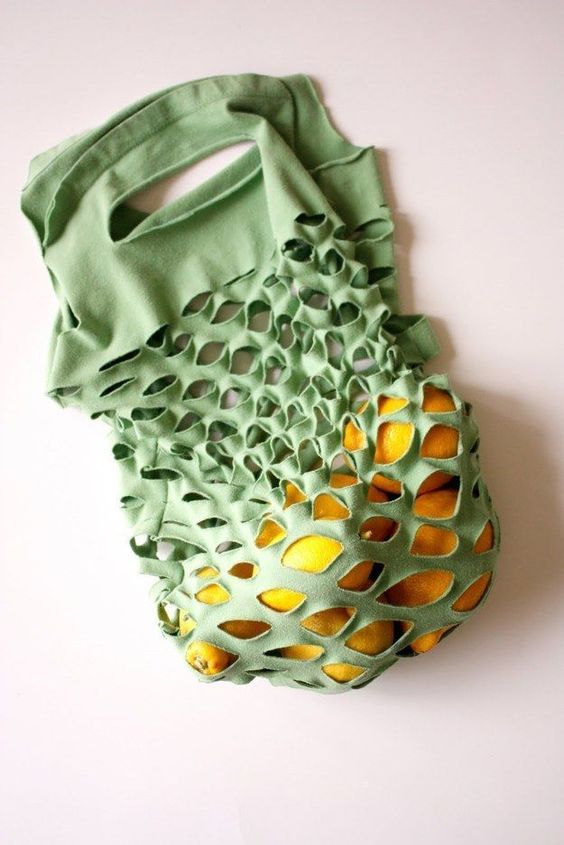 Eco-friendly green mesh bag holding yellow lemons, perfect for sustainable shopping and reducing plastic usage.