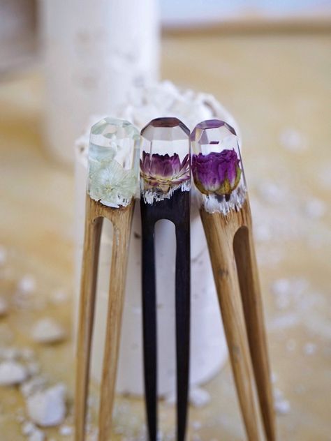 Elegant floral resin hairpins with wooden bases, combining nature and art for unique hair accessories.