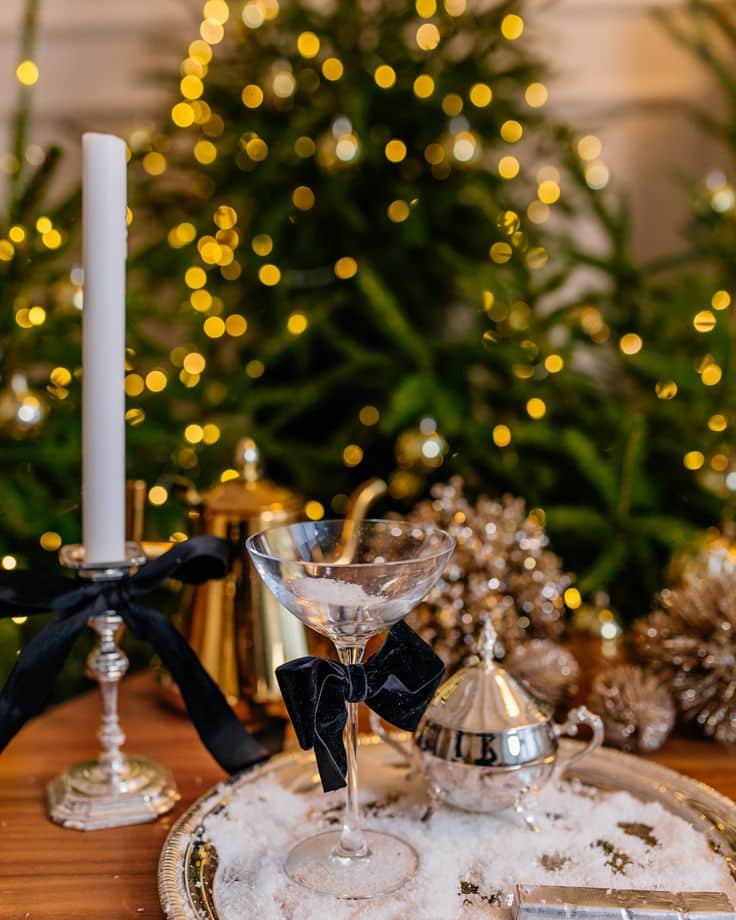 Первый день зимы ❄️ Самая пора врываться в Festive holiday table setting with a martini glass, candle, and decorations in front of a sparkling Christmas tree. | Sky Rye Design Festive holiday table setting with a martini glass, candle, and decorations in front of a sparkling Christmas tree.