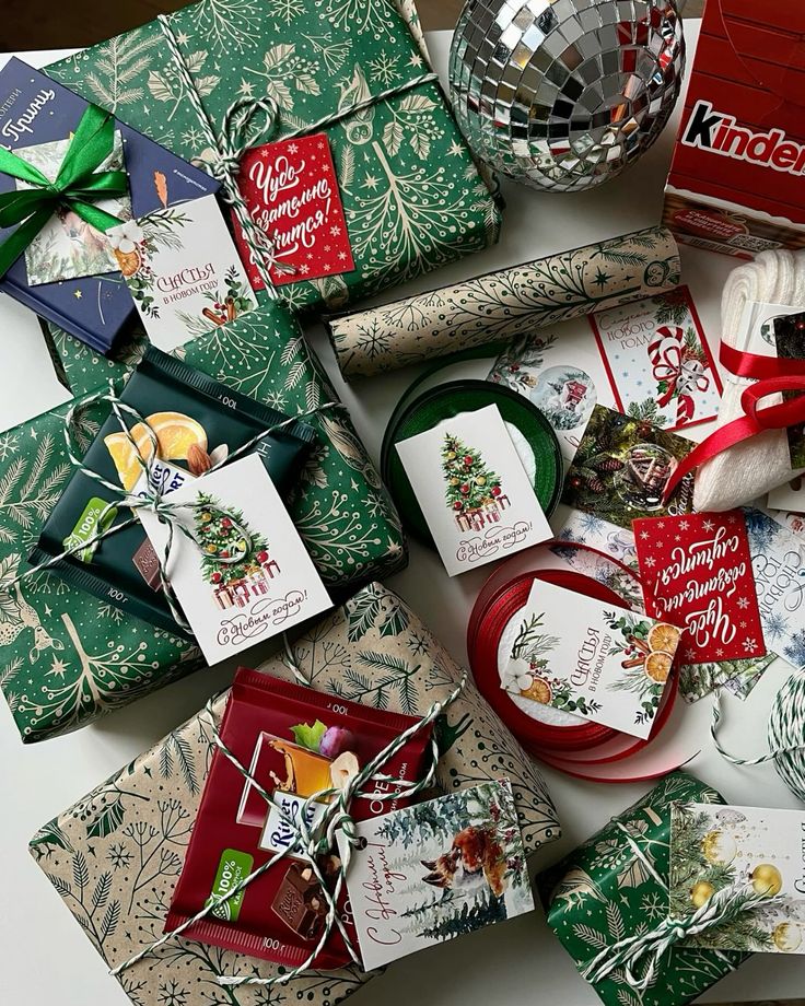 Упаковка подарков на Новый год 🎄 Festive Christmas gifts wrapped in green and patterned paper with holiday cards and decorations on display. | Sky Rye Design Festive Christmas gifts wrapped in green and patterned paper with holiday cards and decorations on display.