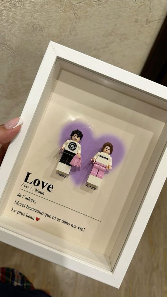 Framed Lego figures with personalized names and love message in French, perfect creative gift idea.