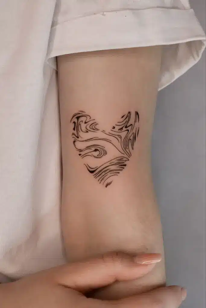 Тату абстракция сердце Arm with a swirling line art heart tattoo design. | Sky Rye Design Arm with a swirling line art heart tattoo design.