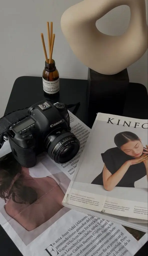 Фотоаппарат эстетика Canon camera on a table with Kinfolk magazine, neck sculptures, and reed diffuser. Cozy and artistic vibe. | Sky Rye Design Canon camera on a table with Kinfolk magazine, neck sculptures, and reed diffuser. Cozy and artistic vibe.