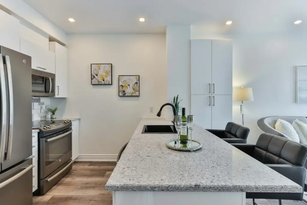 мпппппппппппп Modern kitchen with granite countertop, stainless steel appliances, and cozy dining area. | Sky Rye Design Modern kitchen with granite countertop, stainless steel appliances, and cozy dining area.