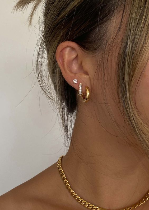 0e8d2be4-b4c7-4cef-b667-9c58f3a34b69 Side profile of a woman wearing gold hoop earrings and chain necklace with diamond studs, stylish fashion accessory. | Sky Rye Design Side profile of a woman wearing gold hoop earrings and chain necklace with diamond studs, stylish fashion accessory.