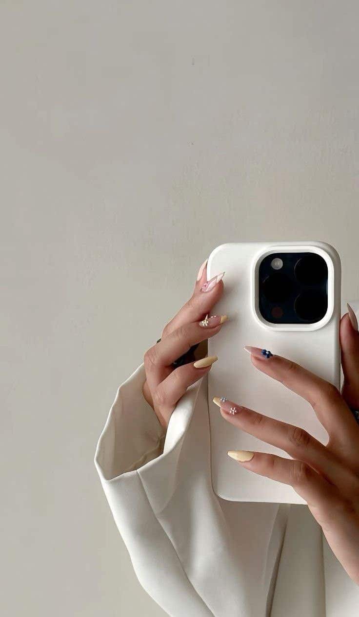 iPhone wallpapers aesthetic trends for a modern, sleek look