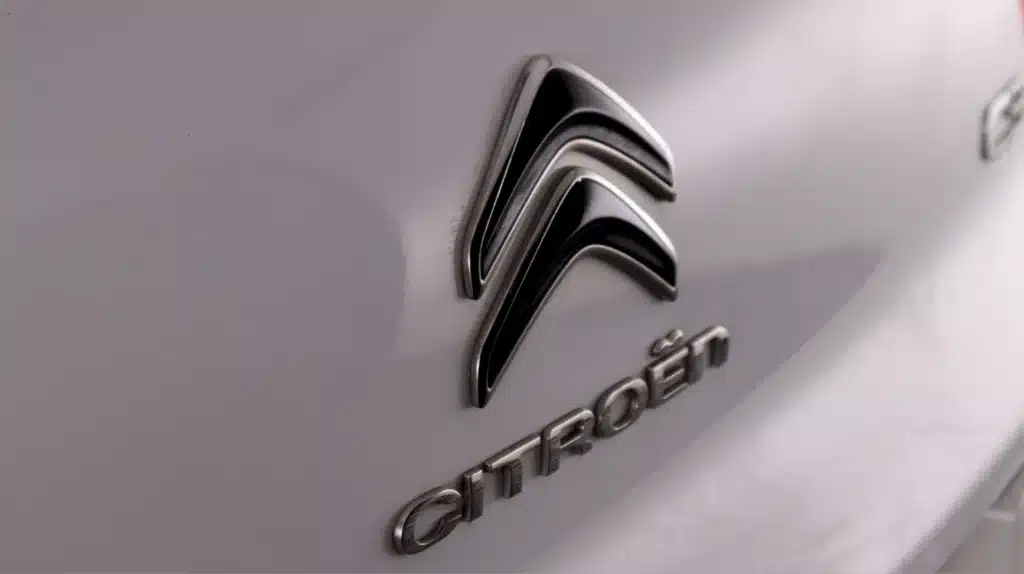 924 Close-up of Citroën logo on a white car, highlighting the sleek silver branding. | Sky Rye Design Close-up of Citroën logo on a white car, highlighting the sleek silver branding.