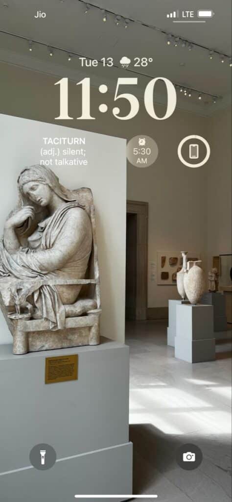 Marble sculpture in a museum with clock showing 11:50 and temperature 28°C on top of the image.