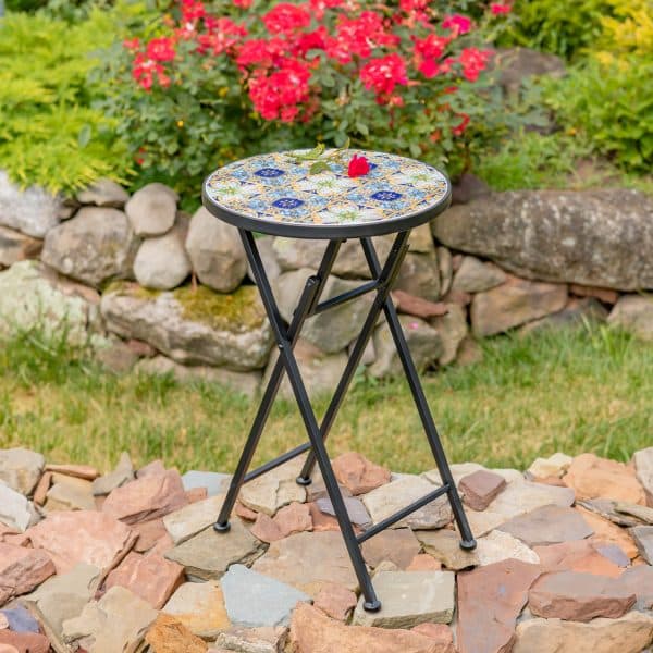 ZR850616_1-scaled-600x600 Decorative mosaic table with a vibrant red flower in a garden setting, surrounded by stones and greenery. | Sky Rye Design Decorative mosaic table with a vibrant red flower in a garden setting, surrounded by stones and greenery.