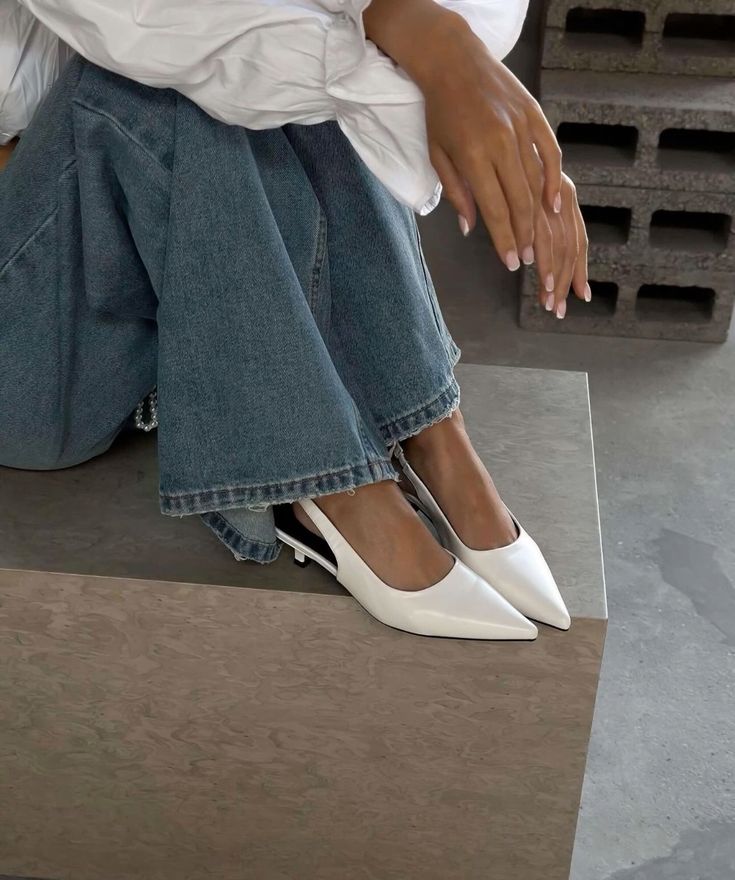 онлайншоппинглюксодеждамодастильвкускачествоестетикатренддеталикрасиво Woman in jeans and white shirt wearing stylish white pointed slingback heels. | Sky Rye Design Woman in jeans and white shirt wearing stylish white pointed slingback heels.