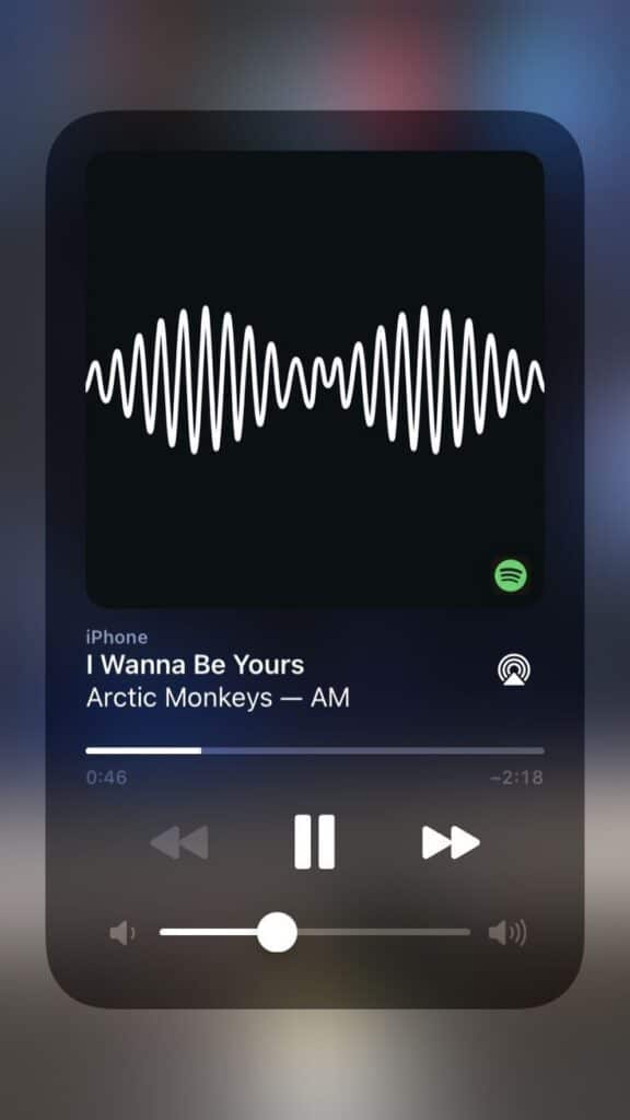 Music player displaying I Wanna Be Yours by Arctic Monkeys from the album AM with waveform cover art.