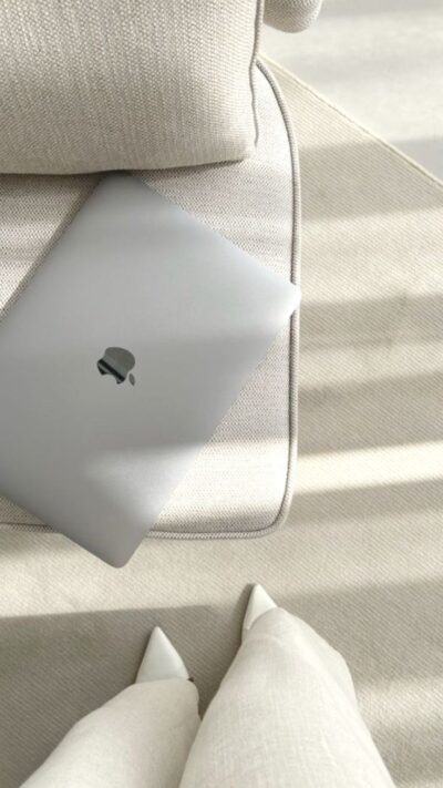 Simple Wallpapers: Enhance Your iPhone's Look & Usability
