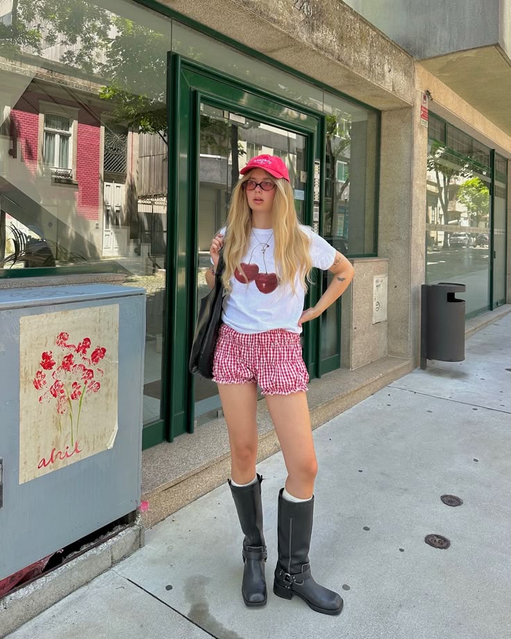 Red in a summer outfit looks good too🤭 Cap pullandbear T-shirt pinkisblueshop Shoes zara | Sky Rye Design