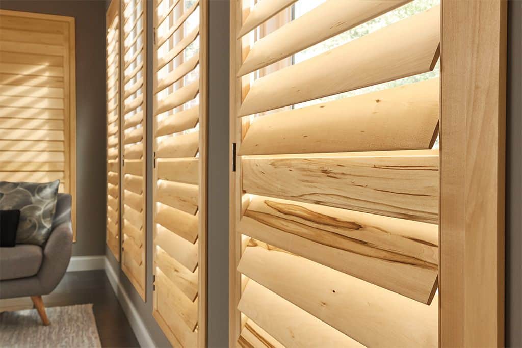 fef7577e13cacfe3274f5d1c0dee46df Modern wooden blinds in a cozy living room with natural light filtering through. | Sky Rye Design Modern wooden blinds in a cozy living room with natural light filtering through.