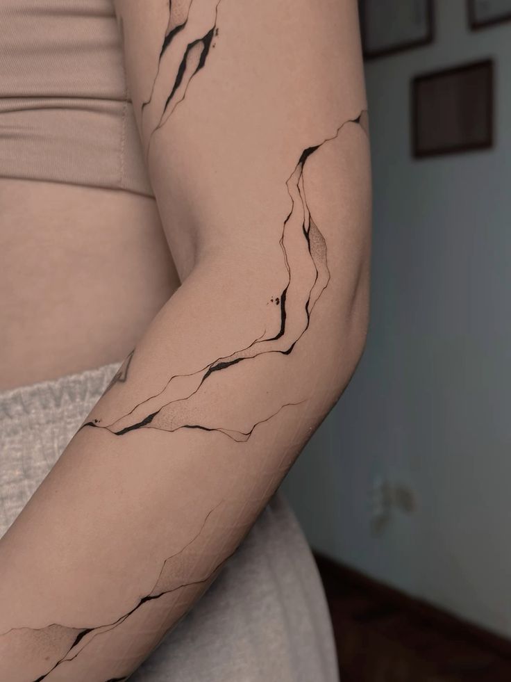 ✿ Тату Абстракция на руке _ Abstract on the hand ✿ Arm with abstract black line tattoo, wearing a beige top and gray pants, minimalist design. | Sky Rye Design Arm with abstract black line tattoo, wearing a beige top and gray pants, minimalist design.