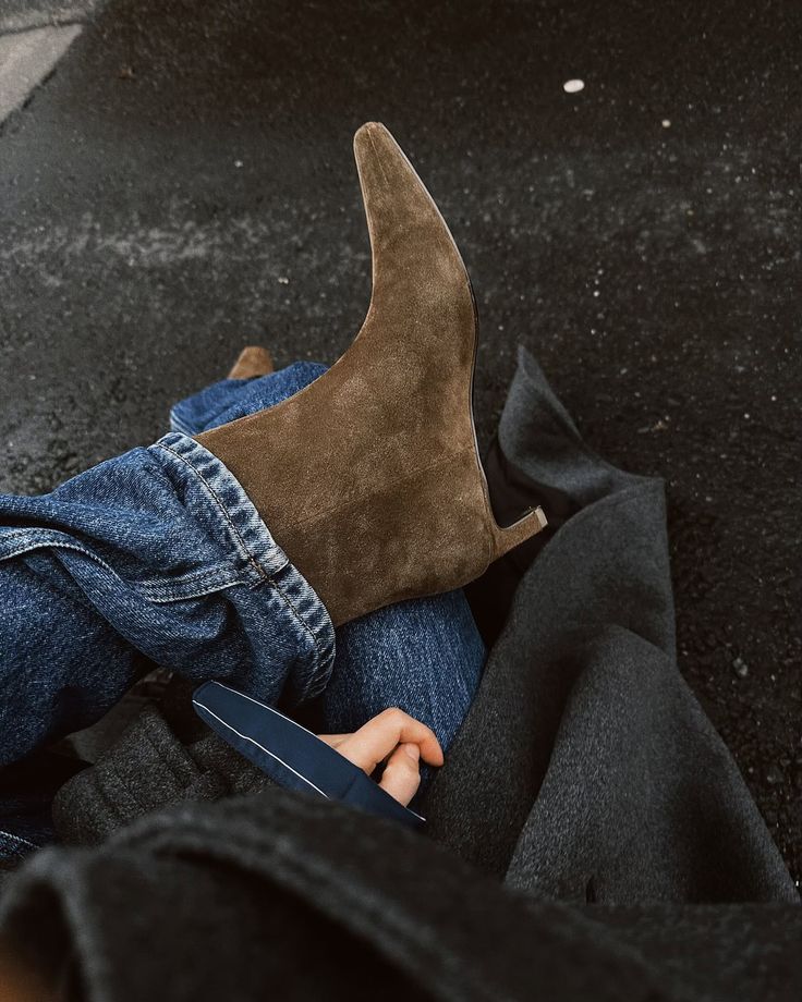 12storeez 🤎 Brown suede pointed-toe boots paired with blue jeans in a casual outdoor setting. | Sky Rye Design Brown suede pointed-toe boots paired with blue jeans in a casual outdoor setting.
