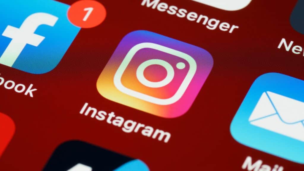 Facebook-et-Instagram-1907960 Close-up of smartphone screen showing Instagram app icon among other social media apps. | Sky Rye Design Close-up of smartphone screen showing Instagram app icon among other social media apps.