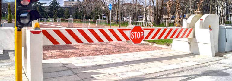 HDAB-CT_metinw769q0 Red and white barrier gate with a stop sign blocks a roadway, with traffic lights on the side. | Sky Rye Design Red and white barrier gate with a stop sign blocks a roadway, with traffic lights on the side.