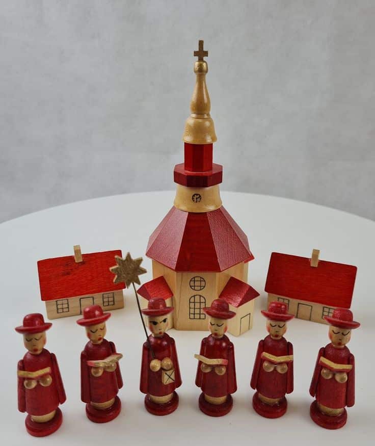 echt Erzgebirge Seiffener Kirche - Holz Miniaturen - Volkskunst _ Handarbeit _ eBay Wooden church model with six red-cloaked figures and houses, representing a traditional festive scene. | Sky Rye Design Wooden church model with six red-cloaked figures and houses, representing a traditional festive scene.