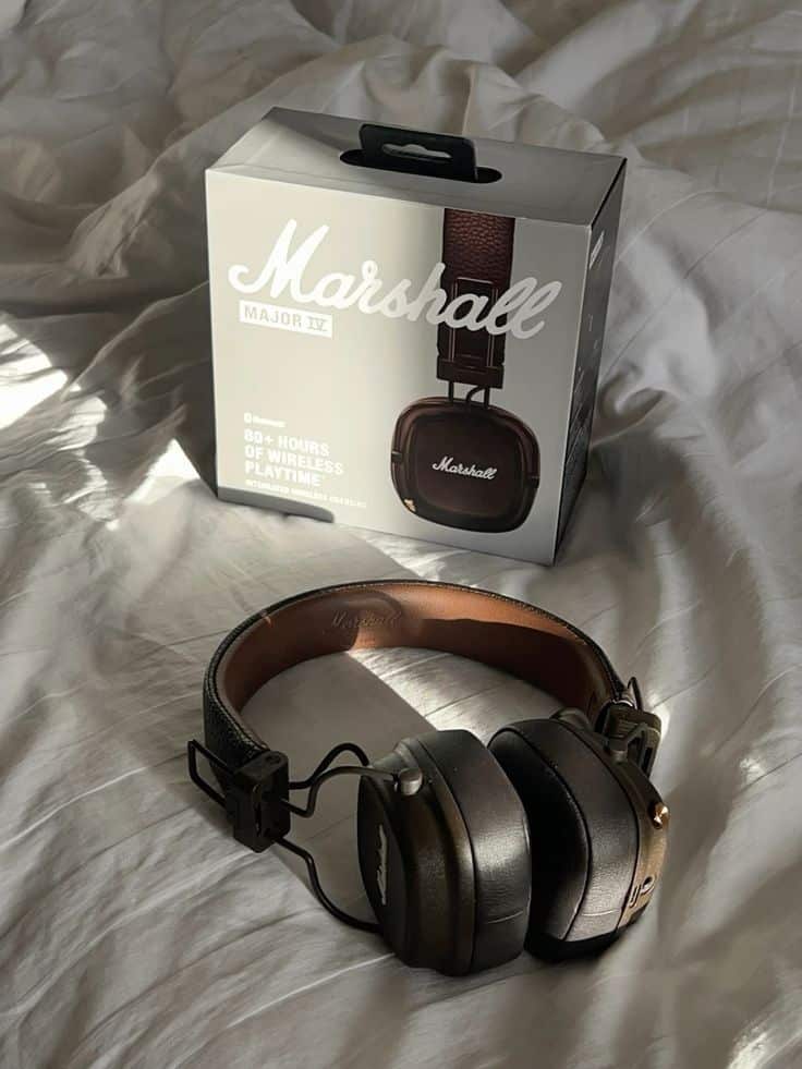 Marshall Major IV headphones on box. Wireless, 80+ hours playtime. Premium audio equipment on white cloth backdrop.