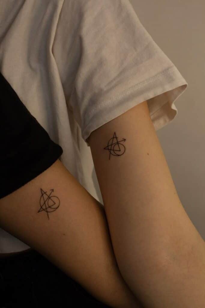 Мститили тату Matching minimalistic geometry tattoos on two arms with abstract line designs. | Sky Rye Design Matching minimalistic geometry tattoos on two arms with abstract line designs.
