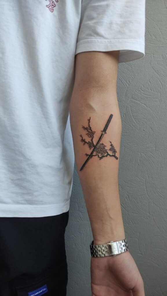 Рукава сакура-катана Forearm tattoo featuring cherry blossoms and a sword design. | Sky Rye Design Forearm tattoo featuring cherry blossoms and a sword design.