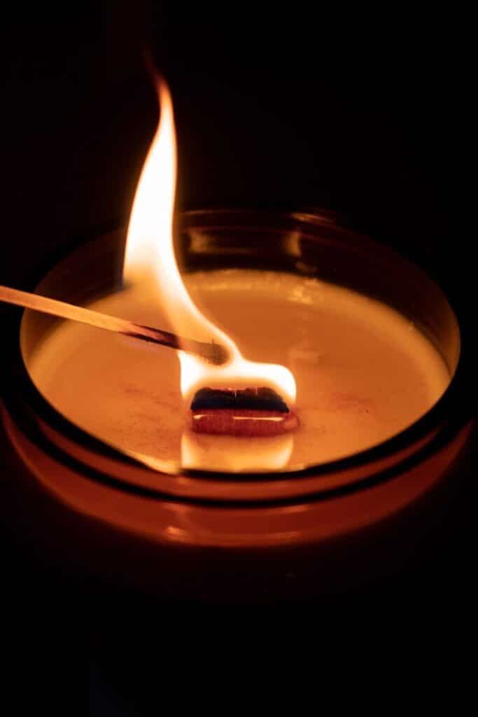 Свеча эстетика Lit wooden wick candle creating a warm, ambient glow in a dark room. | Sky Rye Design Lit wooden wick candle creating a warm, ambient glow in a dark room.