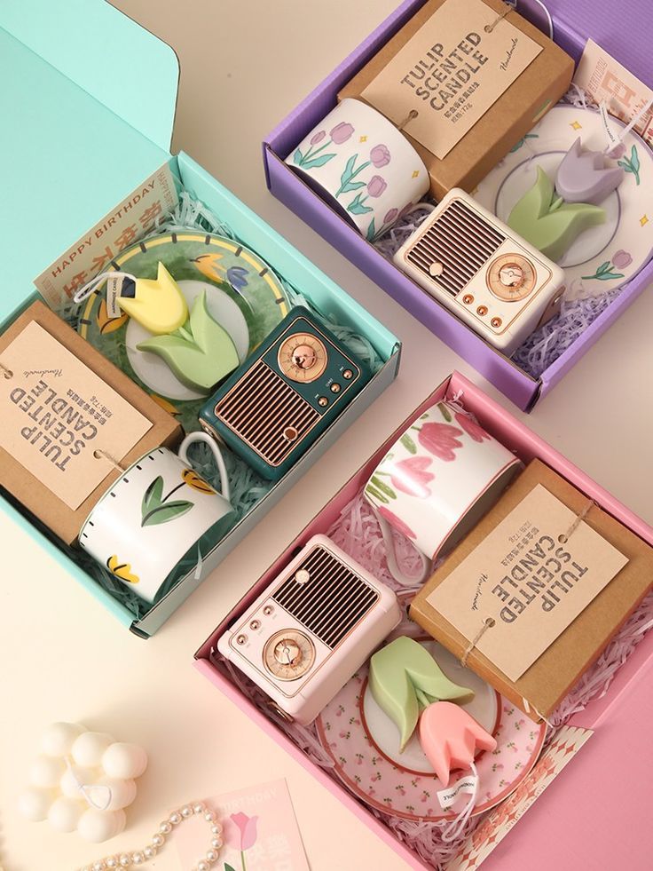 4ae0b8142b10a20afa58ddea316fcb96 Gift boxes with tulip-themed mugs, candles, retro radios, and decorative plates in colorful packaging. | Sky Rye Design Gift boxes with tulip-themed mugs, candles, retro radios, and decorative plates in colorful packaging.