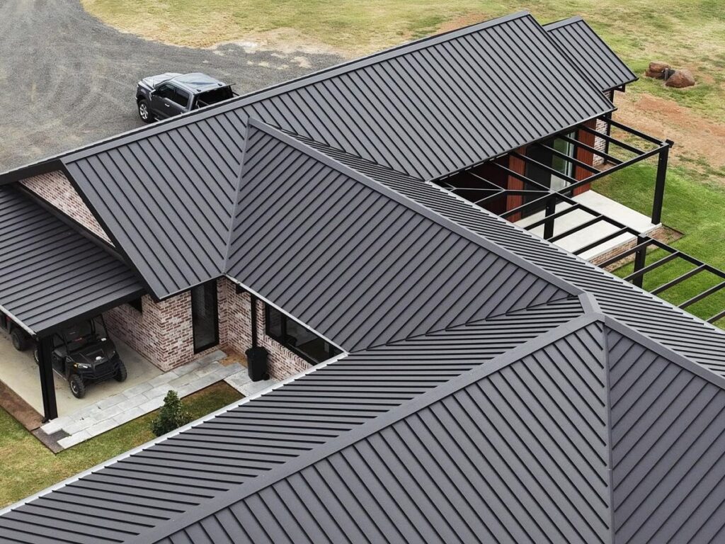 56abb2883cd9e0332ab766abf37eda29 Modern metal roof design with sleek lines on a residential home, featuring a spacious yard and driveway. | Sky Rye Design Modern metal roof design with sleek lines on a residential home, featuring a spacious yard and driveway.