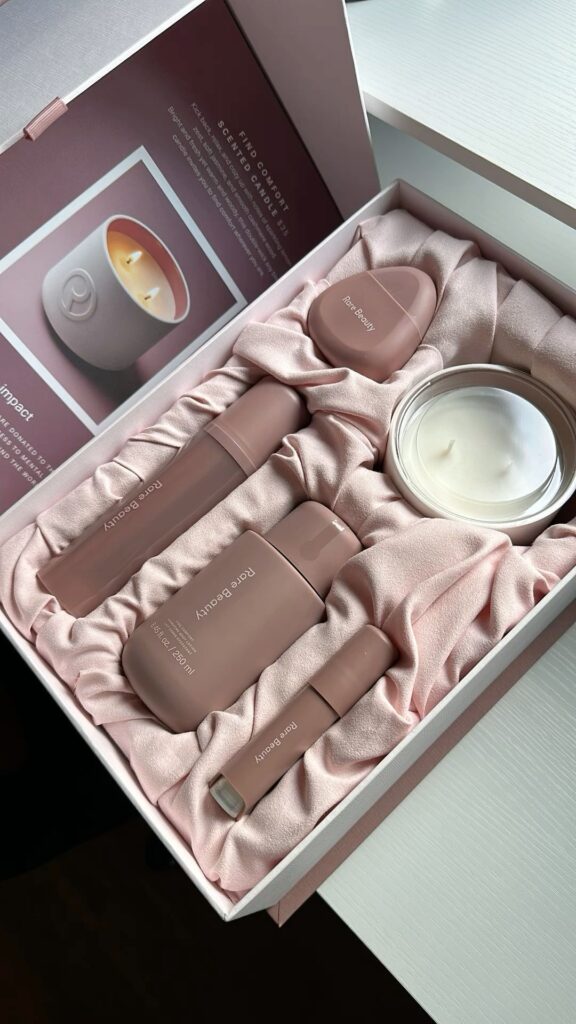 7693f6fe85e489aa98568c425157b416 Elegant beauty gift set with candle, in a soft pink box, perfect for relaxation and self-care rituals. | Sky Rye Design Elegant beauty gift set with candle, in a soft pink box, perfect for relaxation and self-care rituals.