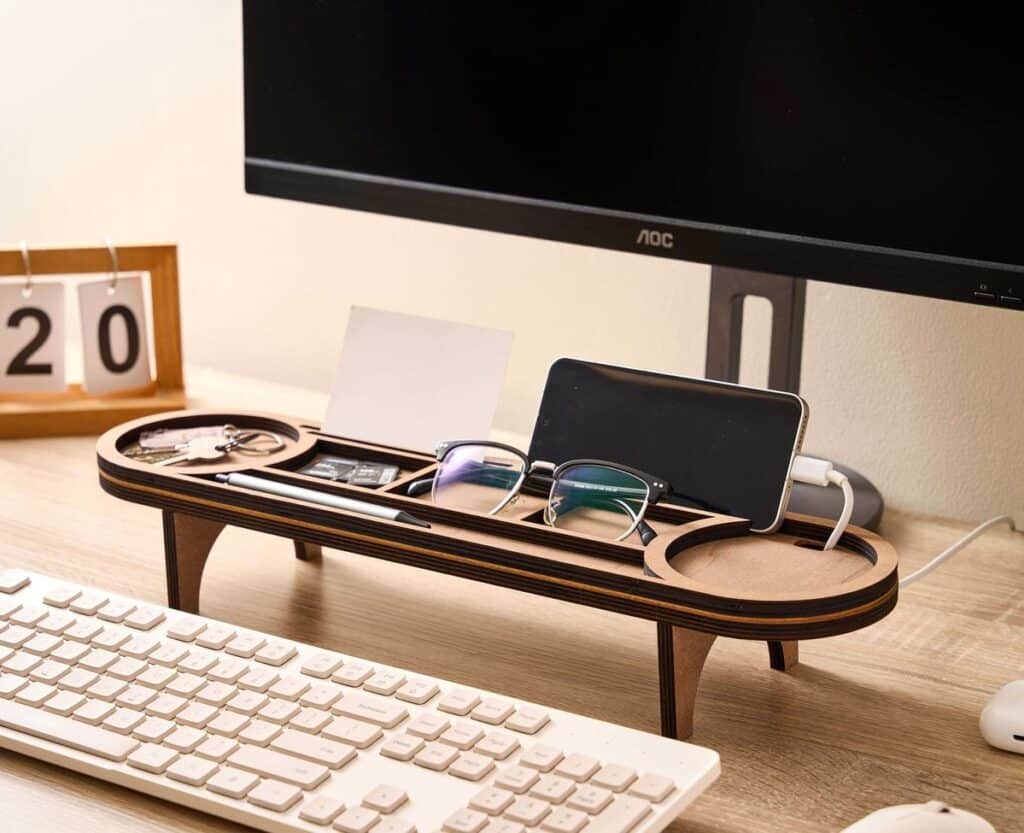 87a02f49969ff37fa008505978220dd6 Wooden desk organizer with phone, glasses, keys, and keyboard near monitor, showcasing efficient workspace setup. | Sky Rye Design Wooden desk organizer with phone, glasses, keys, and keyboard near monitor, showcasing efficient workspace setup.