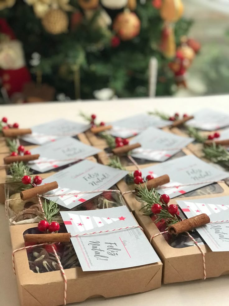 Biscoitos natalinos Christmas gift boxes with decorations, labeled Feliz Navidad, in front of a decorated Christmas tree. | Sky Rye Design Christmas gift boxes with decorations, labeled Feliz Navidad, in front of a decorated Christmas tree.