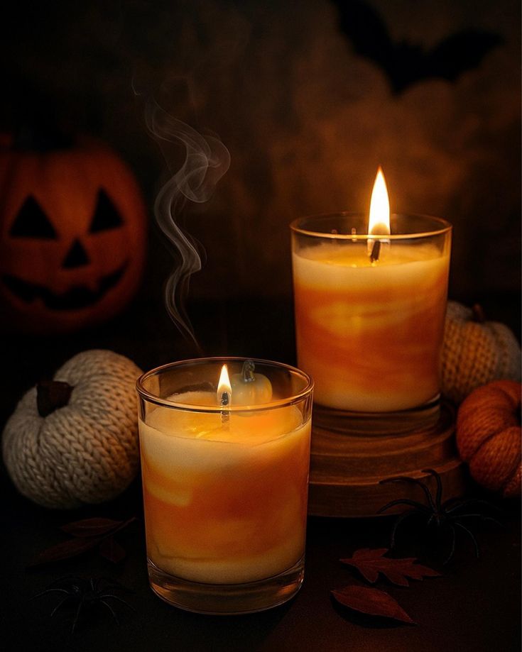 Handgegossene Sojawachs Herbstkerze_ Tigerauge Herbstduft 4oz Halloween ambiance with glowing candles, jack-o'-lantern, and knitted pumpkins on a dark, spooky background. | Sky Rye Design Halloween ambiance with glowing candles, jack-o'-lantern, and knitted pumpkins on a dark, spooky background.