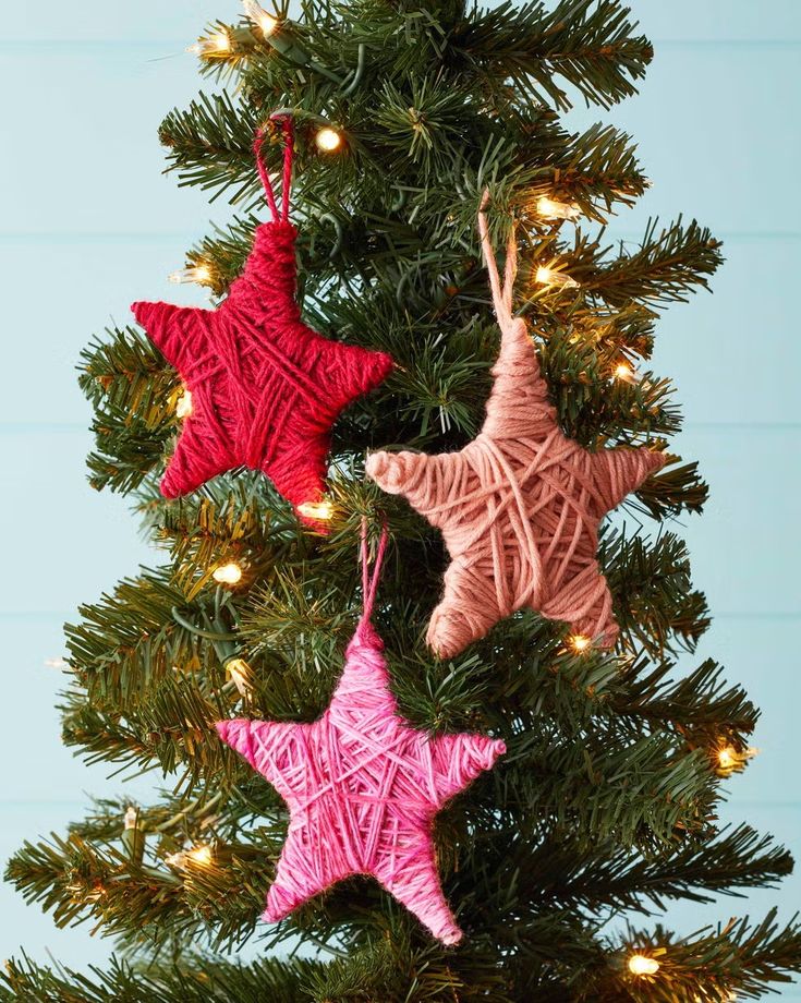 Make These Super-Simple Christmas Crafts With Your Kids This Season Handmade yarn star ornaments on a decorated Christmas tree with warm white lights. | Sky Rye Design Handmade yarn star ornaments on a decorated Christmas tree with warm white lights.