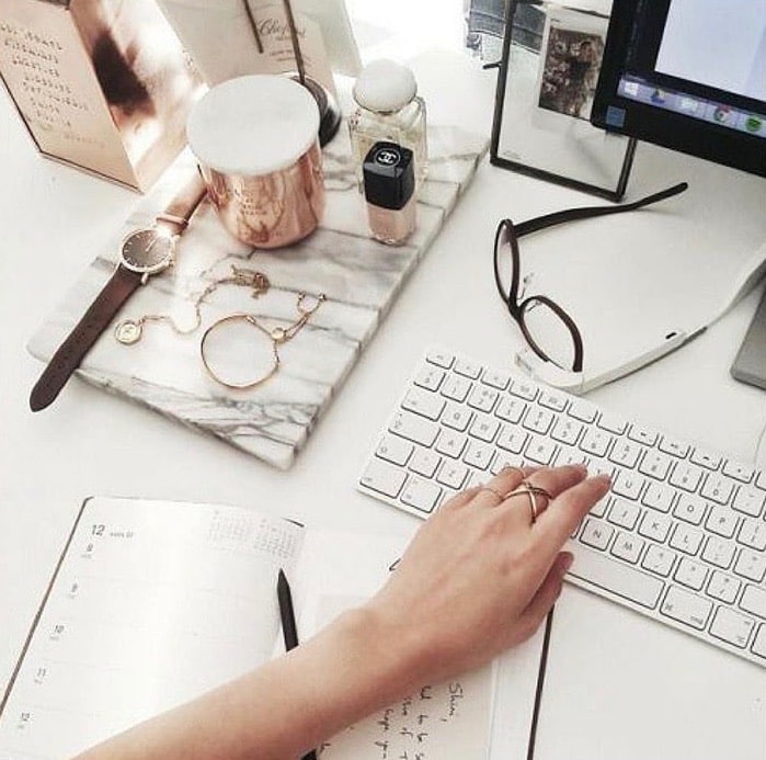 Screenshot Minimalist workspace with keyboard, planner, jewelry on marble tray, and glasses. Aesthetic and organized desk setup. | Sky Rye Design Minimalist workspace with keyboard, planner, jewelry on marble tray, and glasses. Aesthetic and organized desk setup.
