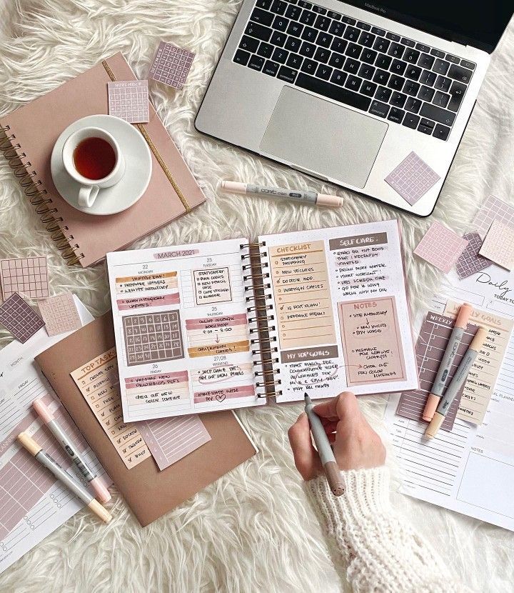 Pin by Andreitaaa on Guardado rápido _ Study motivation Study motivation inspiration Study inspiration Open planner on cozy bed with laptop, tea, and pastel stationery for planning and organization. | Sky Rye Design Open planner on cozy bed with laptop, tea, and pastel stationery for planning and organization.