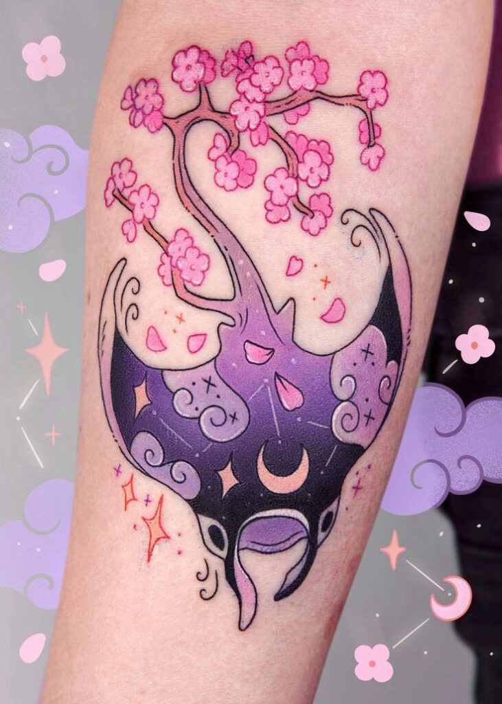 Tatuagem delicada Colorful tattoo of a stingray with cherry blossoms and mystical elements on the arm; vibrant and artistic design. | Sky Rye Design Colorful tattoo of a stingray with cherry blossoms and mystical elements on the arm; vibrant and artistic design.