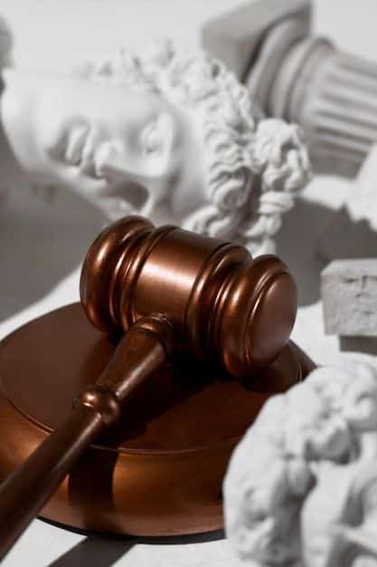 Vida morta com a balança da justiça _ Foto Grátis Bronze gavel with classical sculpture fragments in the background, symbolizing justice and art intertwined. | Sky Rye Design Bronze gavel with classical sculpture fragments in the background, symbolizing justice and art intertwined.