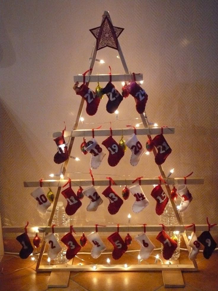 calendrier de lavent bottes feutrines DIY Christmas tree advent calendar with numbered stockings and lights, shaped as a pyramid with a star on top. | Sky Rye Design DIY Christmas tree advent calendar with numbered stockings and lights, shaped as a pyramid with a star on top.