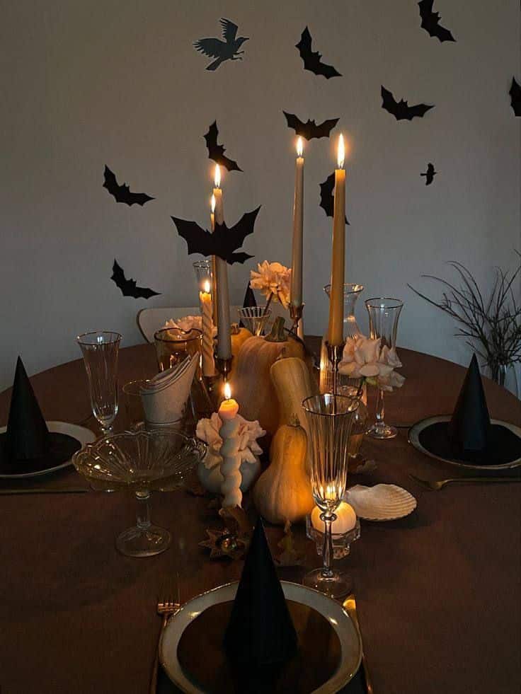 décoration Halloween 🕷 Elegant Halloween-themed table setting with candlelight, pumpkins, and bat decorations. | Sky Rye Design Elegant Halloween-themed table setting with candlelight, pumpkins, and bat decorations.