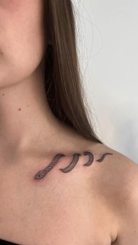 e136eb7a0c304c66ba484962a07b2dd4 Minimalist snake tattoo on woman's collarbone, detailed design with a modern aesthetic. | Sky Rye Design Minimalist snake tattoo on woman's collarbone, detailed design with a modern aesthetic.