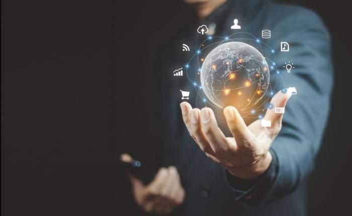 marketing digital A person holds a digital globe with icons, symbolizing global connectivity and technology integration. | Sky Rye Design A person holds a digital globe with icons, symbolizing global connectivity and technology integration.