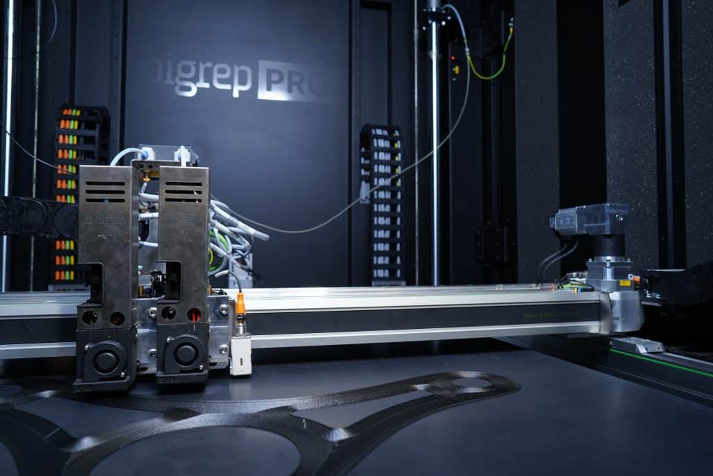 print-bed-1024x683 Industrial 3D printer creating a large object with precision technology in a professional manufacturing setting. | Sky Rye Design Industrial 3D printer creating a large object with precision technology in a professional manufacturing setting.