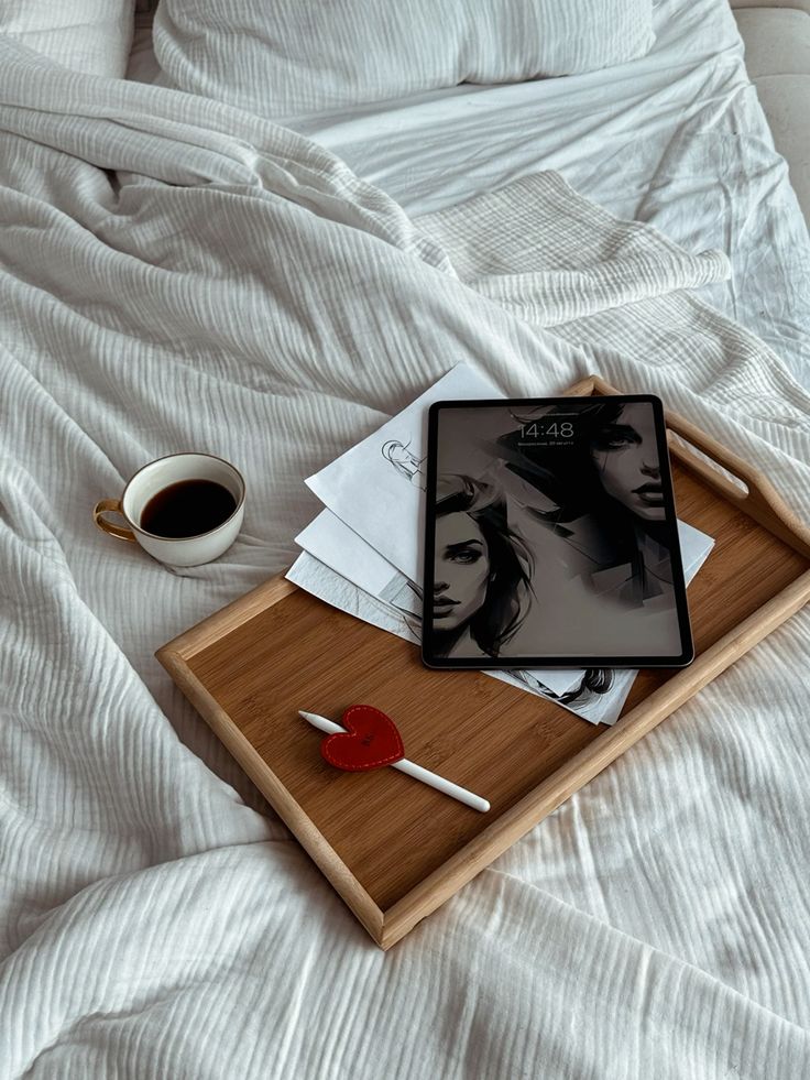 Будни иллюстратора Cozy bed scene with a tablet displaying art, a coffee cup, and a pen on a wooden tray. | Sky Rye Design Cozy bed scene with a tablet displaying art, a coffee cup, and a pen on a wooden tray.