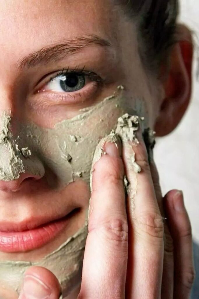 Косметика для обличчя Close-up of a person applying a clay face mask, highlighting skincare routine and natural beauty treatment. | Sky Rye Design Close-up of a person applying a clay face mask, highlighting skincare routine and natural beauty treatment.