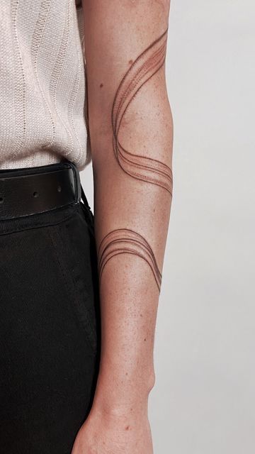 2a353f55b93d6cea7546f9b041fb0151 Minimalist line tattoo on person's forearm, wearing black pants and light knit top. | Sky Rye Design Minimalist line tattoo on person's forearm, wearing black pants and light knit top.