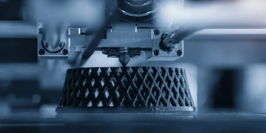 43fc2b8386e74157b4b2e347ce61e39320d0c638-2737x1173 Close-up of a 3D printer creating a lattice structure, showing precision and advanced manufacturing technology. | Sky Rye Design Close-up of a 3D printer creating a lattice structure, showing precision and advanced manufacturing technology.