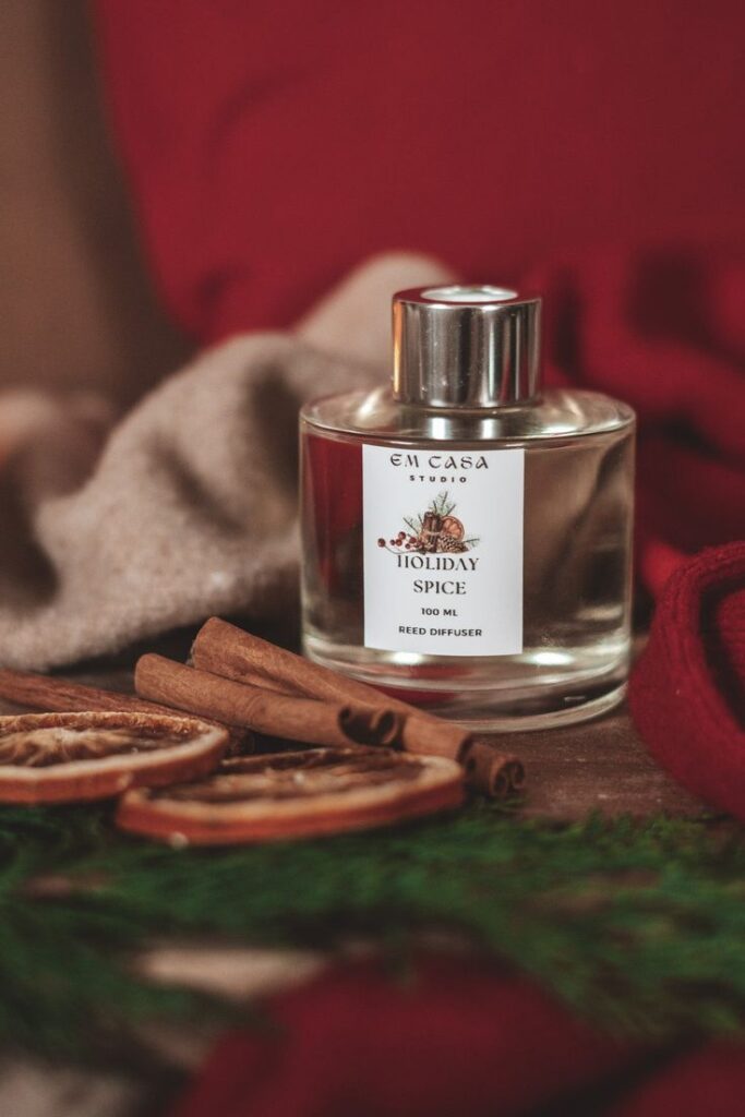 DIFUSOR MIKADO HOLIDAY SPICE 100ML Holiday spice reed diffuser with cinnamon sticks and dried oranges on a cozy background, creating a warm and festive atmosphere. | Sky Rye Design Holiday spice reed diffuser with cinnamon sticks and dried oranges on a cozy background, creating a warm and festive atmosphere.