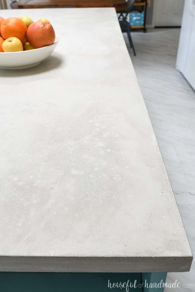 Concrete kitchen countertop with a fruit bowl, showcasing a modern and elegant design for a stylish and functional cooking space.