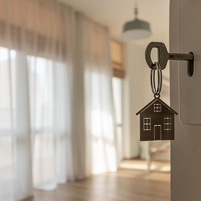 Logement - Une nouvelle déclaration pour les propriétaires - Actualité - UFC-Que Choisir Key with house-shaped keychain in door lock of bright, empty room with large windows and sheer curtains. | Sky Rye Design Key with house-shaped keychain in door lock of bright, empty room with large windows and sheer curtains.